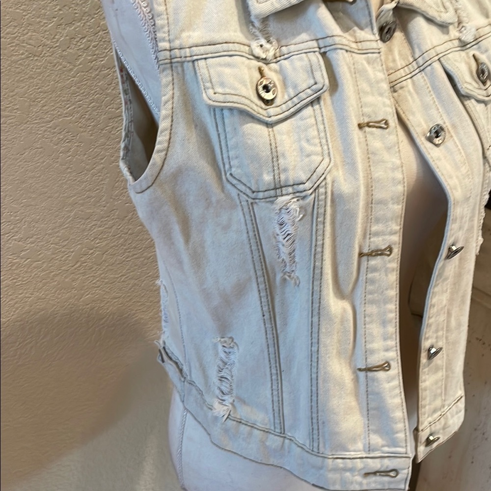 Chic Extreme lightened Sleeveless Distressed Denim Jacket - Picture 2 of 5